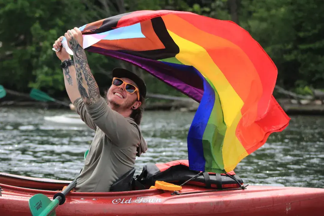 Sărbătorirea barierelor în aer liber pentru comunitatea LGBTQ+