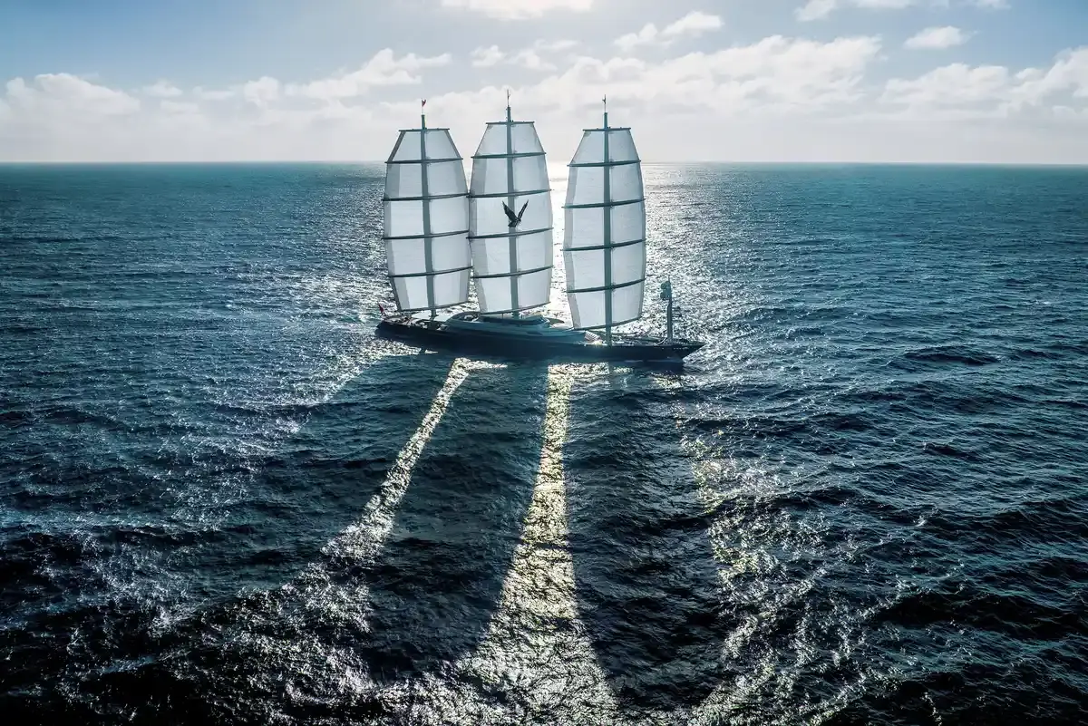 Un iaht cu navete de lux pleacă în Marea Mediterană