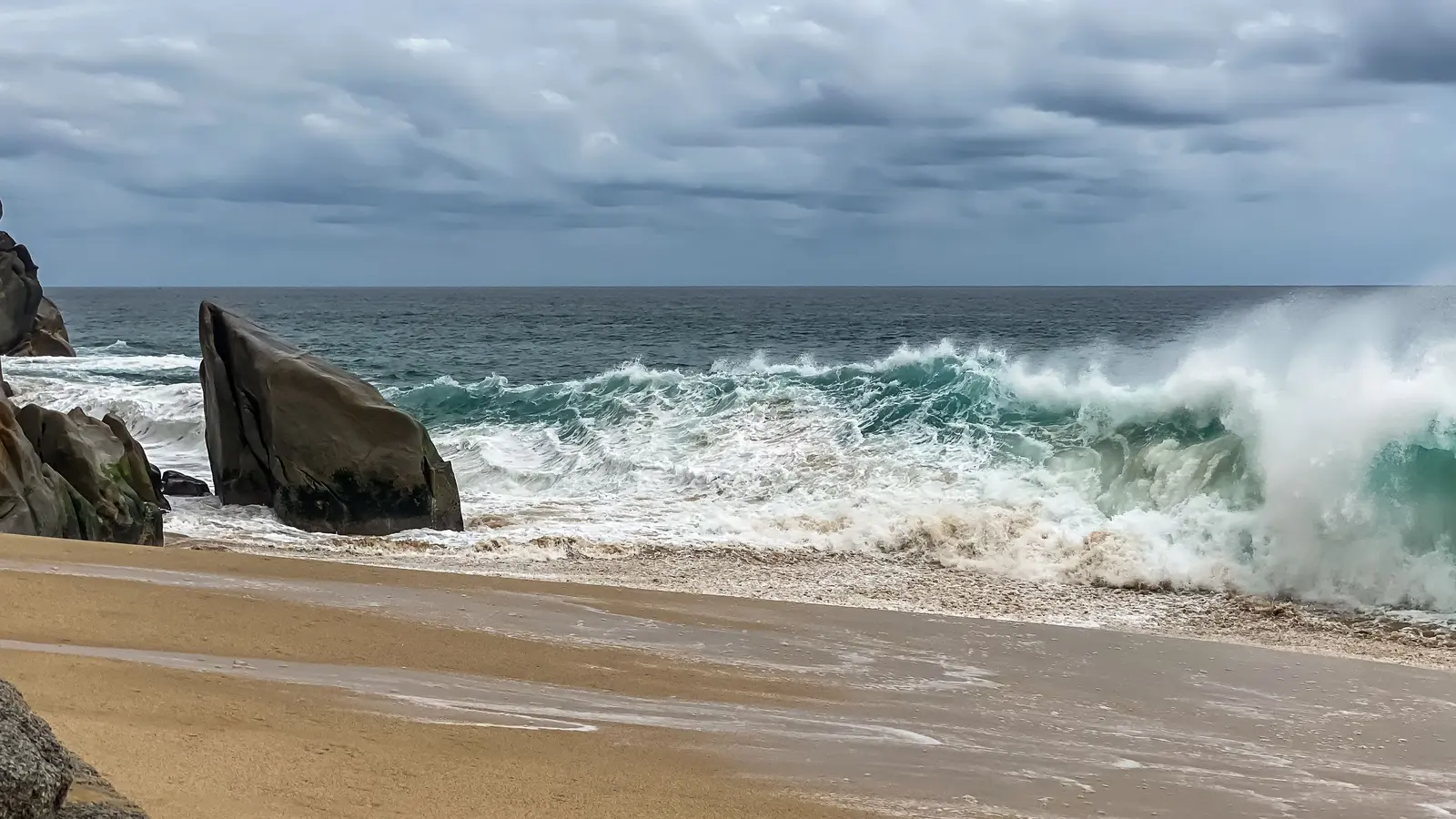 Uraganul Polo, categoria 5: Ambasada SUA avertizează de inundații letale la Cabo San Lucas