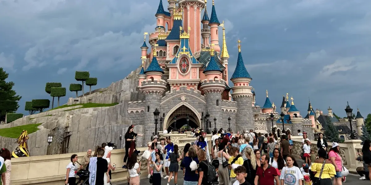 Este sigur să mergi la Disneyland Paris în iarnă, în contextul protestelor din Franța?