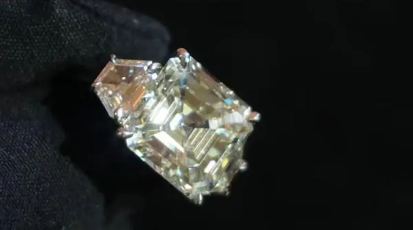 Inel de platina cu diamant de peste 9 carate, cel mai mare din România, la licitație