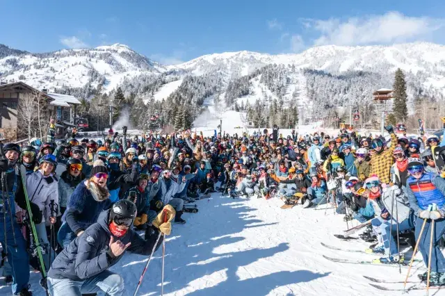 Revenire spectaculoasă la Jackson Hole: Schi în blugi la preț simbolic