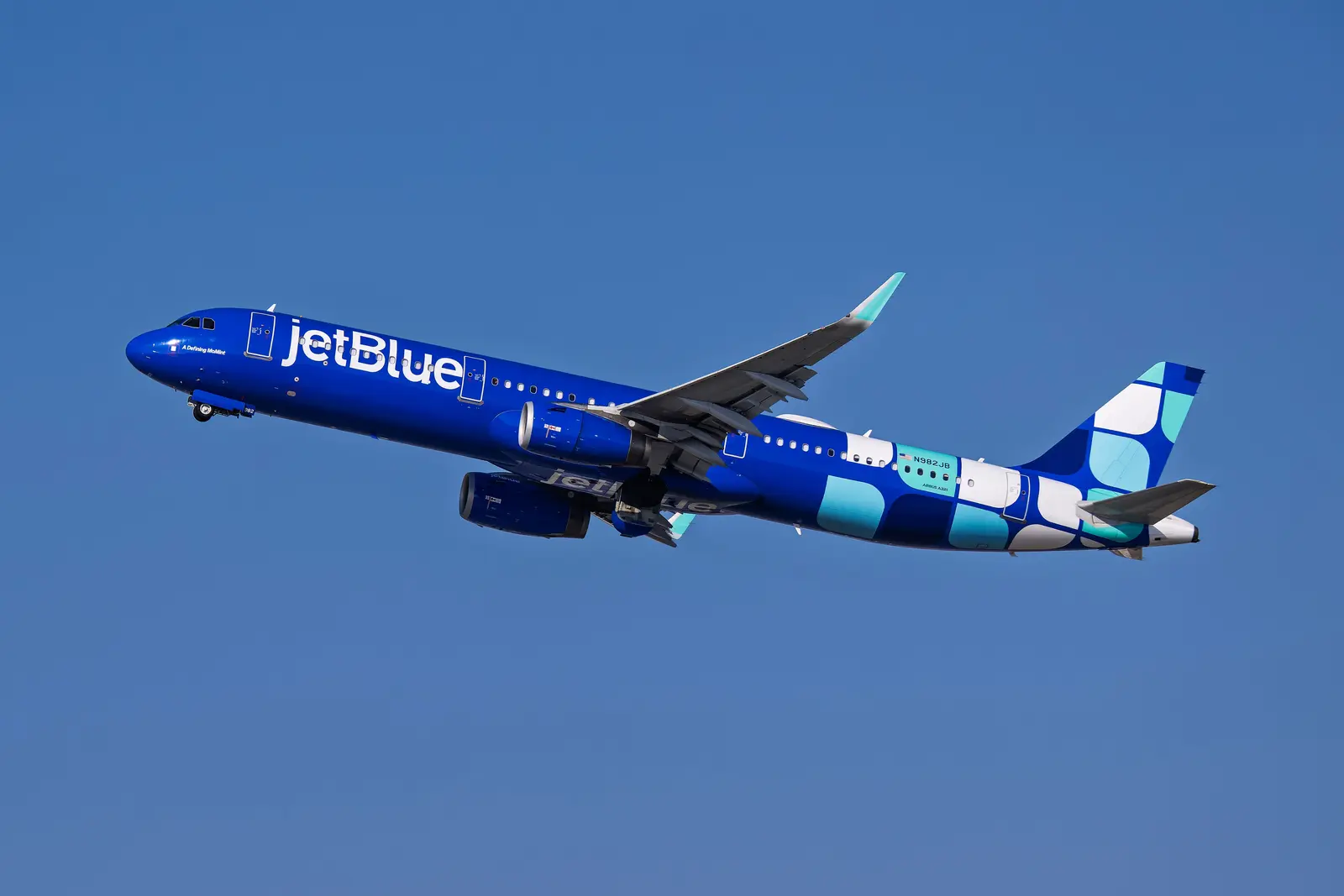 JetBlue reduce zborurile din New York în noiembrie — mai puține locuri pentru sărbători