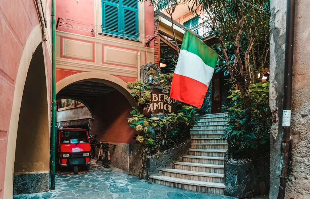orașul italian cu ruine antice și plaje caribiene
