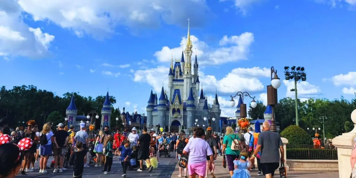 Scandal la Disney World: O influenceriță a refuzat să se schimbe după un conflict vestimentar