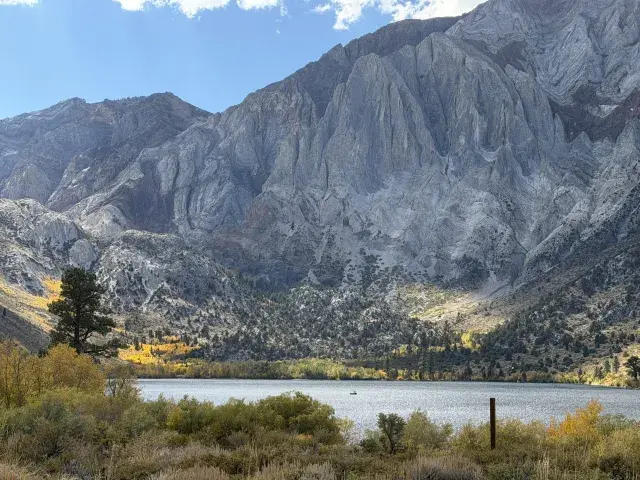 Toamna în Sierra de Est: un spectacol de culori la Convict Lake