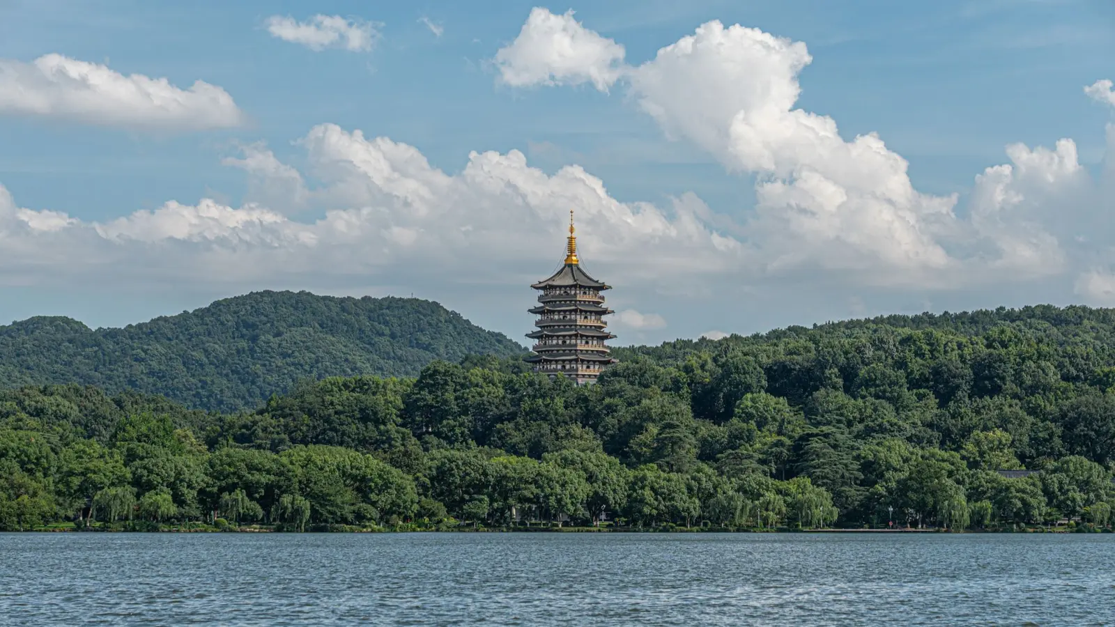 Toamna la Hangzhou: O escapadă de lux pe malul lacului West Lake