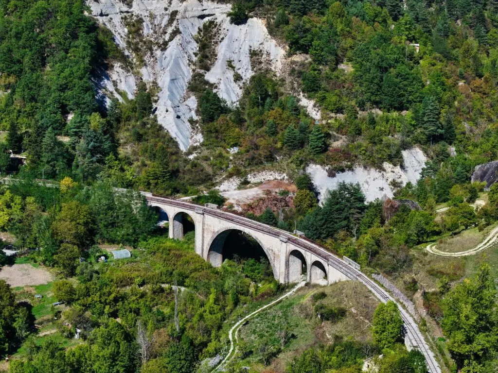 Trenul frunzelor: O călătorie spectaculoasă prin Alpi, între Italia și Elveția